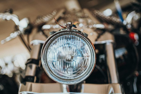 Comment le développement des infrastructures de recharge influence-t-il l'adoption des véhicules électriques?